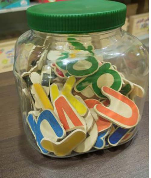 برطمان الحروف الإنجليزيه المغناطيسية 81 قطعة يمكن تثبيتها على السبورة المغناطيسية